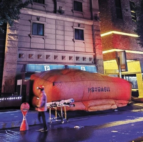 부천 호텔 화재 현장에서 남녀 투숙객이 추락한 후 뒤집혀 있는 에어매트. [독자 제공=연합뉴스]